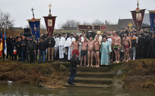 Bela Crkva: Isak Sedljak prvi doplivao do časnog krsta na reci Neri
